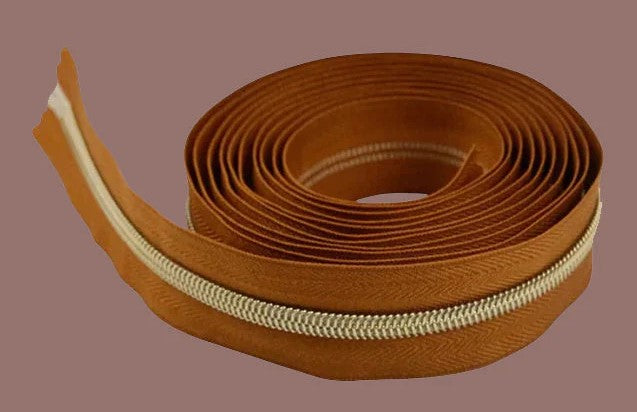 Beginner exploring bag-making supplies, zippers, and hardware at Bernina Lausanne